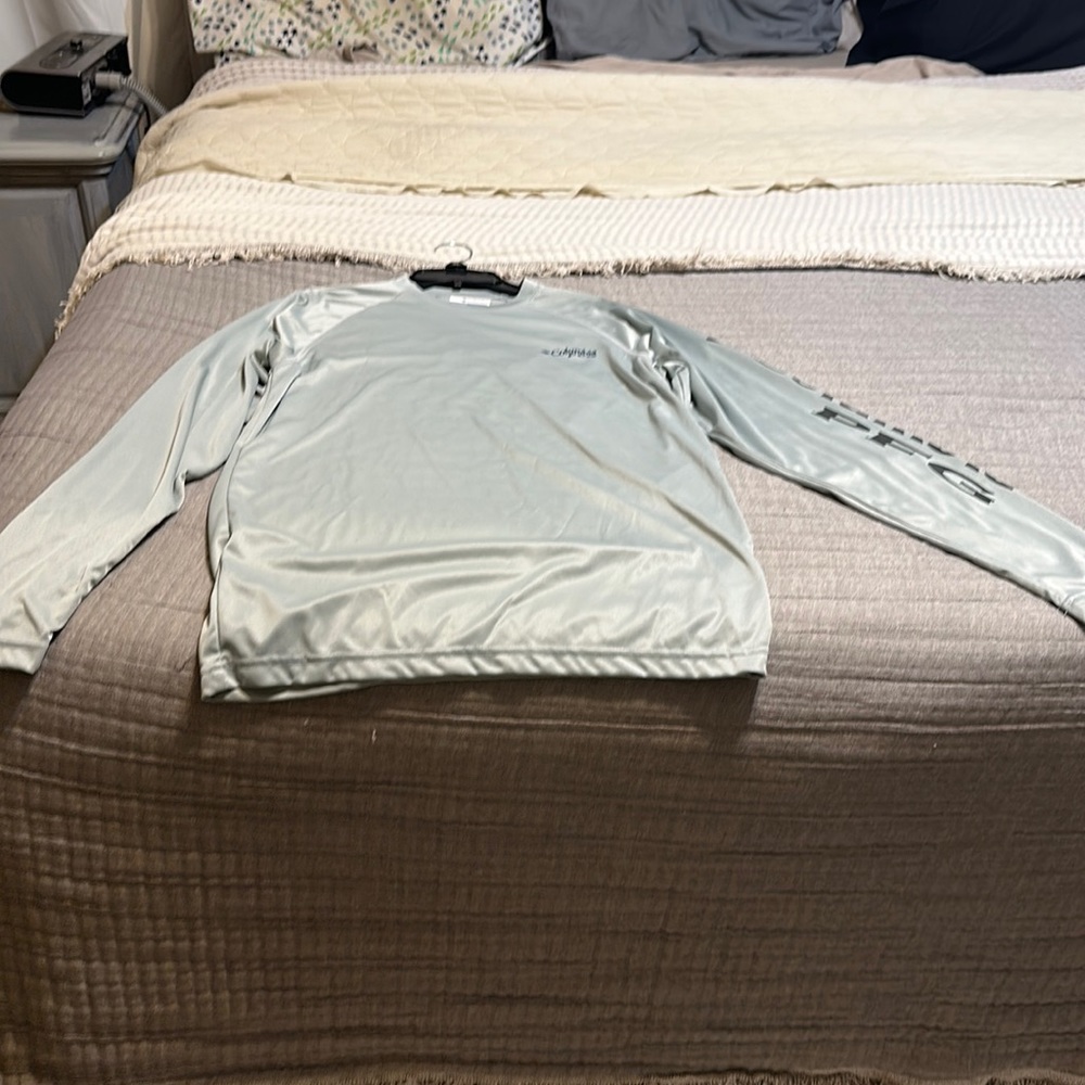Men’s Columbia xs omni-shield long sleeve shirt, never worn